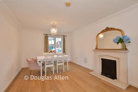 4 bedroom detached house for sale, Burleigh Close, Romford RM7