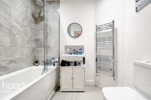2 bedroom apartment for sale, Elizabeth Court, Wakefield