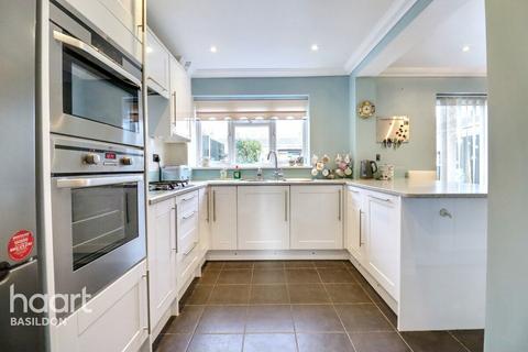 3 bedroom terraced house for sale, Dordells, Basildon