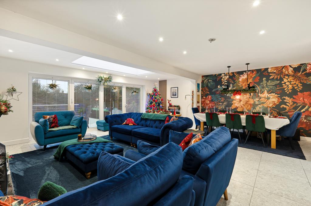 Lounge/Dining Room