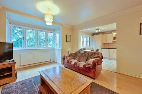 3 bedroom flat for sale, The Hollies, Watford, WD18