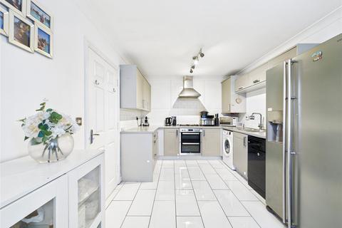 4 bedroom semi-detached house for sale, Grantham Avenue, Great Cornard, Sudbury, Suffolk, CO10