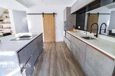 4 bedroom chalet for sale, Holmesdale Road, Brundall