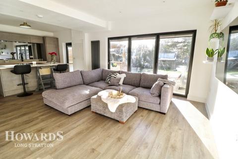 4 bedroom chalet for sale, Holmesdale Road, Brundall