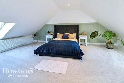 4 bedroom chalet for sale, Holmesdale Road, Brundall