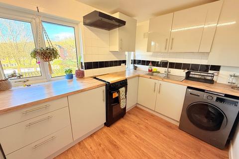 2 bedroom flat for sale, Bowland Avenue, Shipley BD17