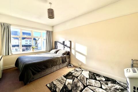 2 bedroom apartment to rent, High Street, Woking GU21