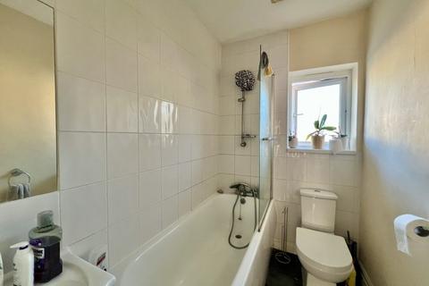 2 bedroom apartment to rent, High Street, Woking GU21