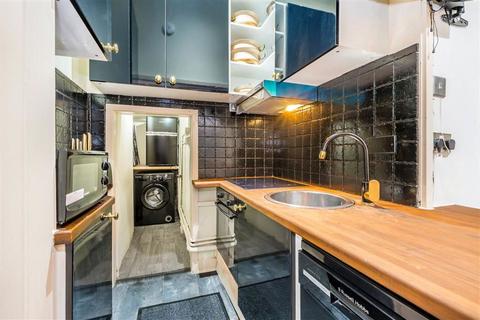 Studio to rent, Rutland Gate, London SW7
