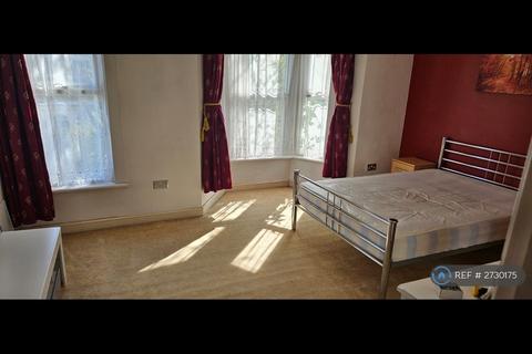 1 bedroom in a house share to rent, Salisbury Road, London, E7