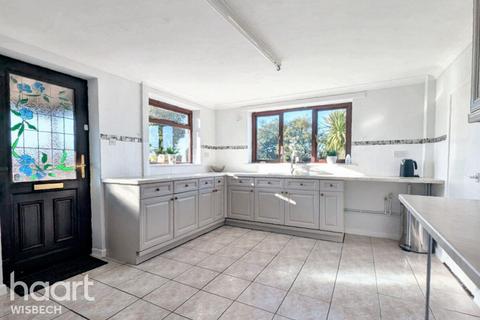 3 bedroom detached house for sale, Well End, Friday Bridge