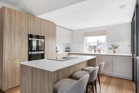 3 bedroom flat for sale, Roland Gardens, London, SW7