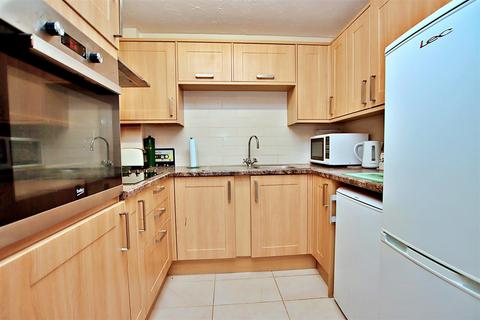 1 bedroom flat for sale, Fairbanks lodge, Furzehill Road