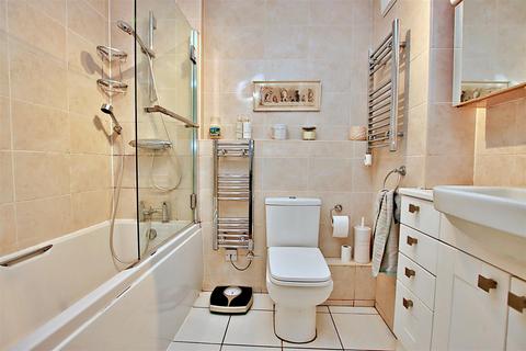 1 bedroom flat for sale, Fairbanks lodge, Furzehill Road