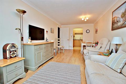 1 bedroom flat for sale, Fairbanks lodge, Furzehill Road