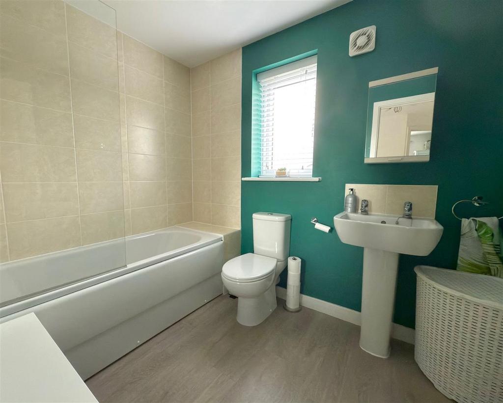 MAIN BATHROOM.jpg