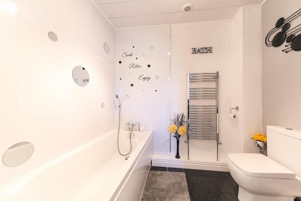 Family bathroom.jpg