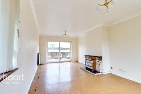 4 bedroom detached house for sale, Heol Madoc, Pontypool