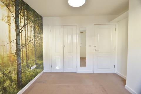 2 bedroom apartment for sale, Ingrebourne Avenue, Romford, RM3
