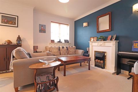 2 bedroom flat for sale, Reed Drive, Redhill