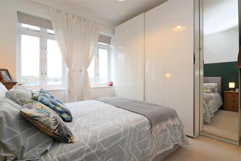 2 bedroom flat for sale, Reed Drive, Redhill