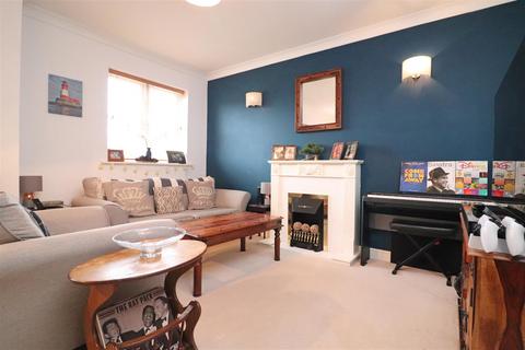 2 bedroom flat for sale, Reed Drive, Redhill