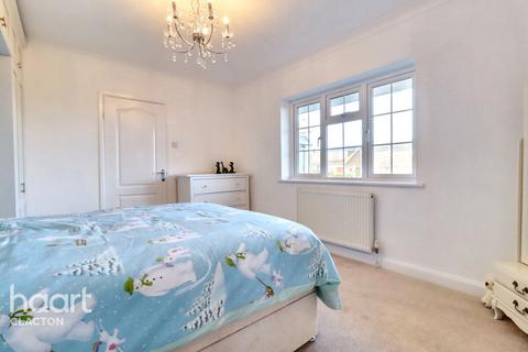 2 bedroom detached bungalow for sale, Frinton Road, Clacton-On-Sea