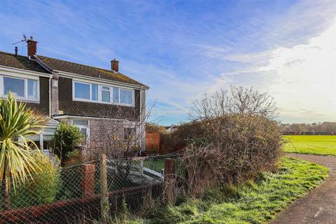 4 bedroom end of terrace house for sale, Heathfield Drive, Barry
