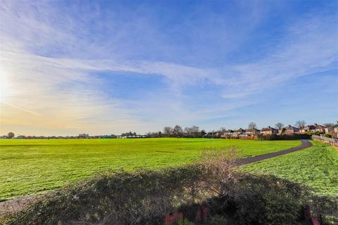 4 bedroom end of terrace house for sale, Heathfield Drive, Barry
