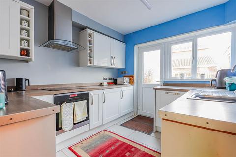 4 bedroom end of terrace house for sale, Heathfield Drive, Barry