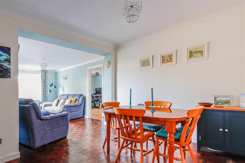 4 bedroom end of terrace house for sale, Heathfield Drive, Barry