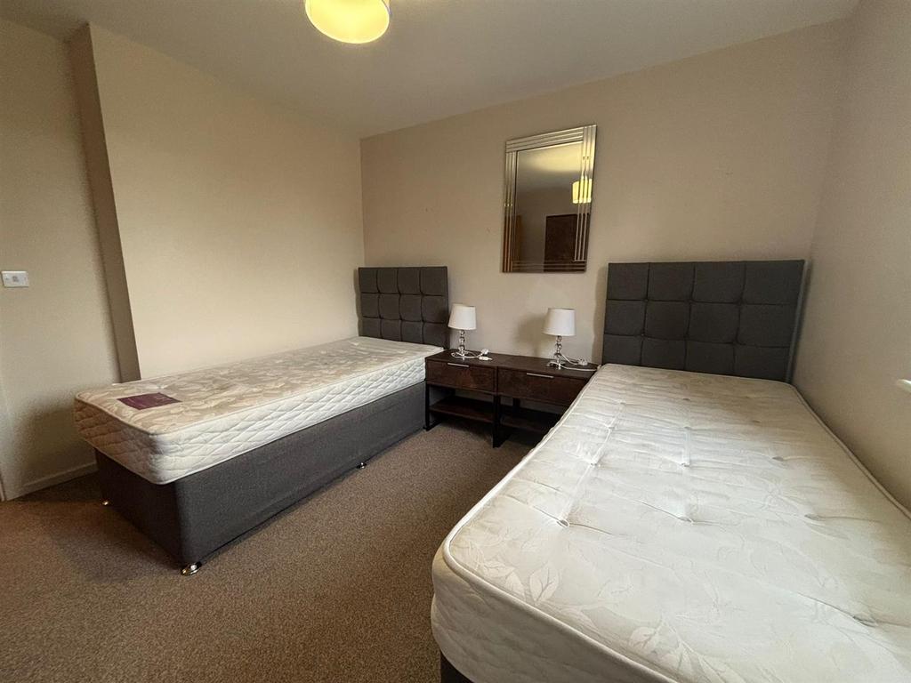 Main bedroom pic 2.jpeg