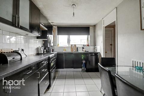 3 bedroom maisonette for sale, Hurry Close, Stratford