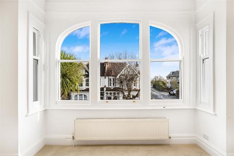 3 bedroom flat for sale, Broomfield Avenue, Palmers Green, N13