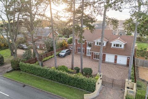 5 bedroom detached house for sale, Chelveston Road, Wellingborough NN9