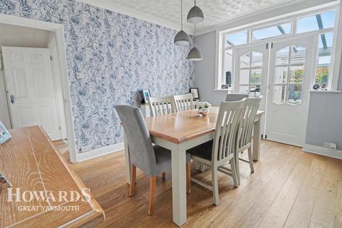 3 bedroom semi-detached house for sale, Lawn Avenue, Great Yarmouth