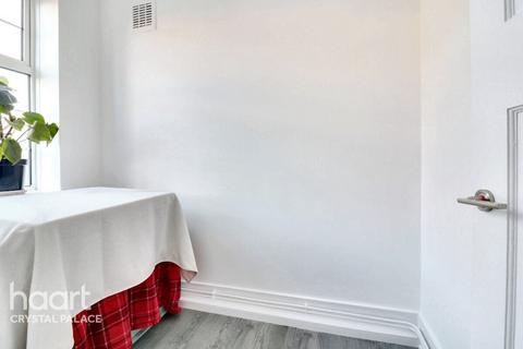 2 bedroom flat for sale, Elder Gardens, London