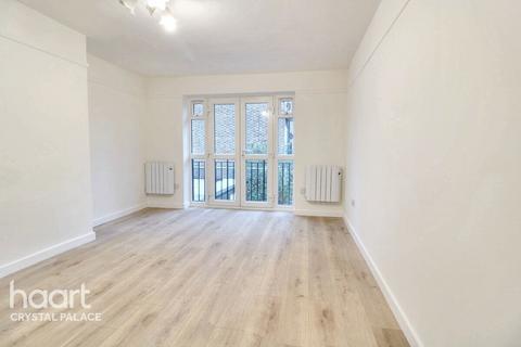 2 bedroom flat for sale, Charters Close, London