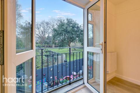 2 bedroom flat for sale, Charters Close, London