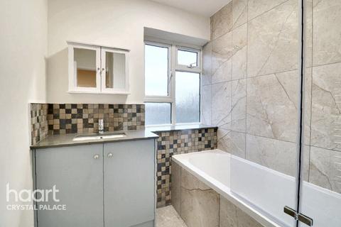 2 bedroom flat for sale, Charters Close, London