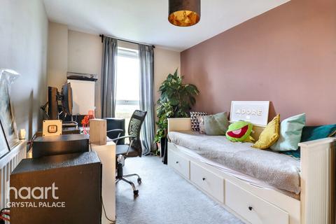 2 bedroom flat for sale, Lambourne House, Apple Yard, London
