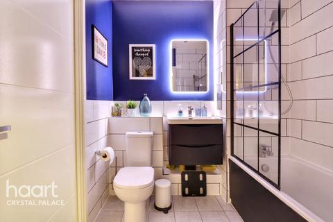 2 bedroom flat for sale, Lambourne House, Apple Yard, London