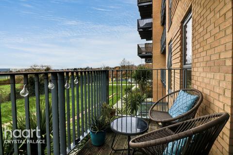 2 bedroom flat for sale, Lambourne House, Apple Yard, London