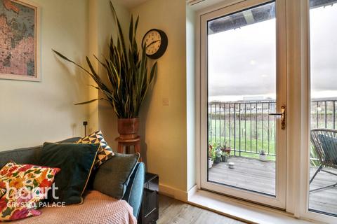2 bedroom flat for sale, Apple Yard, LONDON
