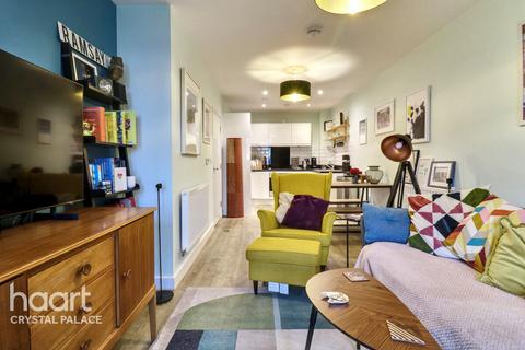 2 bedroom flat for sale, Apple Yard, LONDON