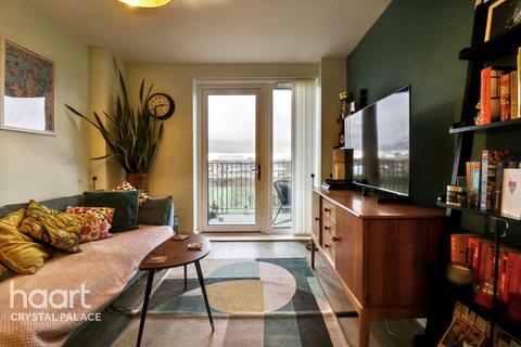 2 bedroom flat for sale, Apple Yard, LONDON