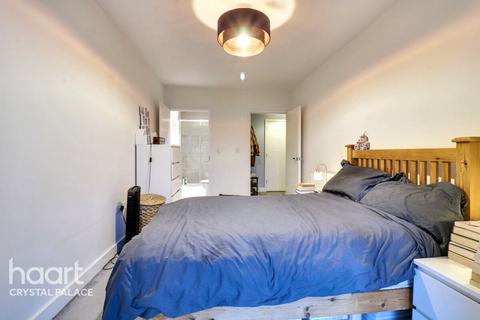 2 bedroom flat for sale, Apple Yard, LONDON