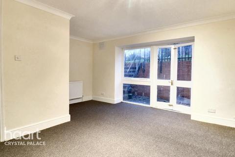 1 bedroom flat for sale, Lyndhurst Court, Whitehorse Lane, London