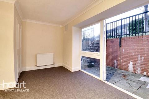 1 bedroom flat for sale, Lyndhurst Court, Whitehorse Lane, London
