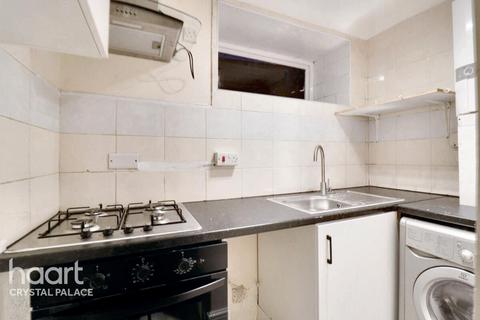 1 bedroom flat for sale, Lyndhurst Court, Whitehorse Lane, London